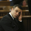 Oscar Pistorius gesticula al final del cuarto día de su juicio por asesinar a su novia, el jueves 16 de octubre de 2014, en Pretoria, Sudáfrica.