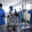 Trabajadores de salud atienden a un paciente en el Hospital Universitario de Justinien que fue quemado por un camión de gasolina que volcó y explotó en Cap-Haitien, Haití, el martes 14 de diciembre de 2021.

Foto: AP / Odelyn Joseph