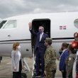 Presidente Luis Abinader bajando de un avión. / Fuente externa