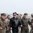 Esta fotografía tomada el 24 de marzo de 2022 y publicada por la Agencia Central de Noticias de Corea del Norte (KCNA) el 25 de marzo de 2022 muestra al líder norcoreano Kim Jong Un (centro) caminando con personal militar norcoreano durante la operación de lanzamiento de prueba de qué estado los medios informan de un nuevo tipo de misil balístico intercontinental (ICBM), el Hwasongpho-17 de las fuerzas estratégicas de Corea del Norte en un lugar no revelado en Corea del Norte. STR / AFP / KCNA VÍA KNS