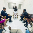 En esta foto de archivo tomada el 8 de abril de 2022 muestra a Melissa Lucio (al centro) inclinando la cabeza en señal de oración durante una reunión con un grupo bipartidista de legisladores de Texas en el centro penitenciario de Gatesville, Texas. Foto: AFP.