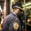 Agente policial en el Metro de Nueva York. Foto de archivo / LD