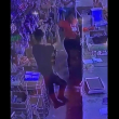 Video en el que se observa la agresión de la dama hacia su empleador. Foto de archivo