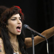 En esta foto del 17 de agosto de 2008, la cantante británica Amy Winehouse actúa en el V Festival en Chelmsford, Essex. (AP Foto/Joel Ryan, Archivo).