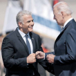 El primer ministro israelí, Yair Lapid, recibe al presidente Joe Biden en el aeropuerto Ben Gurion, ayer . AP