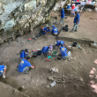 Grupo de arqueólogos excavan, limpian y recogen restos encontrados en cementerio de 3,000 a 4,000 años de antigüedad. jorge martínez/ld