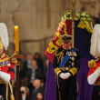 El rey Carlos III hace guardia de honor ante el féretro con los restos de su madre, la reina Isabel II.  afp/