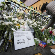 Una mujer coloca una flor para rendir homenaje a las víctimas de un accidente mortal después de las festividades de Halloween del sábado por la noche en la calle cerca de la escena en Seúl, Corea del Sur, el martes 1 de noviembre de 2022. AP.