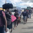 Cientos de ilegales haitianos arrestados en territorio dominicano forman una extensa fila en un punto de la frontera rumbo a Haití, tras ser repatriados por Migración. / Archivo