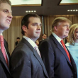 Donald Trump, presidente y director ejecutivo de la Organización Trump, posa con sus hijos, de izquierda a derecha, Eric, Donald Jr. e Ivanka, en la inauguración del Trump SoHo de Nueva York el 9 de abril de 2010. La Organización Trump podría recibir una multa de hasta 1.6 millones de dólares. AP