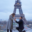 José Guillermo Cortines cuando le entregó un anillo a su esposa, Dominique, frente a la torre Eiffel en París.