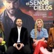 El elenco de la octava temporada de la telenovela "El Señor de los Cielos", Marisela González (i), Rafael Amaya (2-i), Isabella Castillo (2-d) e Iván Arana (d) posan para EFE durante una entrevista realizada el 8 de enero en Los Ángeles, California (EEUU). (Foto: EFE/Alicia Civita