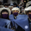 Personas con mascarillas para protegerse del coronavirus en el distrito comercial de Shimokitazawa, en Tokio, el 28 de enero de 2023. Fuente: AFP.