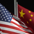 Banderas de China y Estados Unidos.