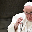 El Papa Francisco bendice a los fieles durante la audiencia general semanal en el Aula Pablo VI del Vaticano el 22 de febrero de 2023. Andreas SOLARO / AFP