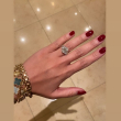 Foto copartida por Nicole Fernández, donde muestra su anillo de compromiso.