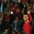 El delantero portugués Cristiano Ronaldo celebra marcar el tercer gol de su equipo durante el partido de clasificación para la UEFA Euro 2024 entre Portugal y Liechtenstein en el estadio José Alvalade de Lisboa el 23 de marzo de 2023.
Foto: CARLOS COSTA / AFP