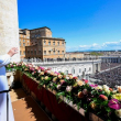 El Papa Francisco saludando después de entregar el mensaje Urbi et Orbi y la bendición para la Pascua desde la logia de la basílica de San Pedro con vista a la plaza de San Pedro en el Vaticano