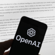 El logotipo de OpenAI se ve en un teléfono móvil frente a la pantalla de una computadora que muestra la salida de ChatGPT, el martes 21 de marzo de 2023, en Boston. (Foto AP/Michael Dwyer, archivo)