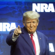 El expresidente Donald J. Trump señala con el dedo durante la convención de la Asociación Nacional del Rifle, el viernes 14 de abril de 2023, en Indianápolis. (AP Foto/Darron Cummings)