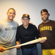 Manny Machado entrega un bate autografiado al doctor Ramón Tallaj, mientras Nelson Cruz participa.