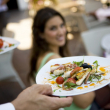 El personal del restaurante tiene el reto de convertir en realidad las expectativas que el consumidor se forma antes de visitar el negocio. iStock