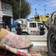 Oficiales de policía patrullan un vecindario en medio de la violencia relacionada con pandillas en el centro de Puerto Príncipe el 25 de abril de 2023.