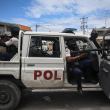 Oficiales de policía patrullan un vecindario en medio de la violencia relacionada con pandillas en el centro de Port-au-Prince el 25 de abril de 2023.