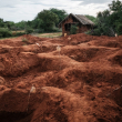 Se ven agujeros excavados después de exhumar cuerpos en el sitio de la fosa común en Shakahola, en las afueras de la ciudad costera de Malindi, el 25 de abril de 2023.