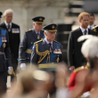 El rey Carlos III y otros miembros de la familia real siguen el ataúd de la reina Isabel II, durante una procesión desde el Palacio de Buckingham hasta el Westminster Hall en Londres, el miércoles 14 de septiembre de 2022.