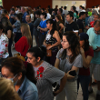 La gente hace fila para emitir su voto durante las elecciones nacionales en Asunción el 30 de abril de 2023.