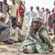 Refugiados sudaneses del área de Tandelti que cruzaron a Chad hacen cola para recibir kits de ayuda el 30 de abril de 2023.