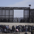 Migrantes que cruzaron la frontera desde México hacia Estados Unidos