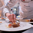 Un cocinero monta un plato durante las Olimpiadas Culinarias de 2020, en Stuttgart, Alemania.