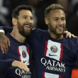 Neymar, de PSG, a la derecha, celebra con Lionel Messi de PSG después de anotar el tercer gol de su equipo durante el partido de fútbol del Grupo H de la Liga de Campeones entre Paris Saint Germain .