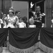 La reina Isabel II de Gran Bretaña y el príncipe Felipe, duque de Edimburgo, se reúnen con otros miembros de la familia real británica para saludar a simpatizantes en el balcón en el Palcio de Buckingham Palace tras la coronación de Isabel que se realizó en la Abadía de Westminste en Londres el 2 de junio de 1953.