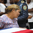 Fátima Mercedes Sierra llora frente al ataúd de su hermano, el fallecido mayor de la Policía Nacional, Juan Luis Mercedes Sierra
