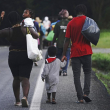 Migrantes haitianos caminan por la carretera en Huixtla, estado de Chiapas, México, la madrugada del jueves 2 de septiembre de 2021 en su viaje hacia EEUU.