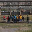 Familias de migrantes intentan cruzar frontera sur de EEUU.