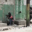 Agentes de policía participan en un operativo antipandillas en el vecindario Portail de Puerto Príncipe, Haití, el martes 25 de abril de 2023.