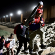 Latinos arriesgan sus vidas para cruzar frontera de EEUU.