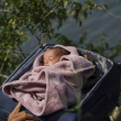 Migrantes cruzan el río Bravo hacia Estados Unidos con un bebé dentro de una maleta abierta, en esta fotografía tomada desde Matamoros, México, el miércoles 10 de mayo de 2023.