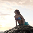 Fotograma cedido por Disney donde aparece Halle Bailey como Ariel durante una escena de la película en versión humana de "The Little Mermaid" ("La Sirenita").