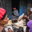 Personas recuperan comida en un mercado haitiano