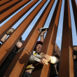 Migrantes esperan audiencias de asilo en la frontera entre Estados Unidos y México el 11 de mayo de 2023,