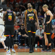 En foto del jueves,  el alero de los Suns de Phoenix Kevin Durant muestra su decepción por la gran ventaja que Denver le había sacado a los Suns en el tercer cuarto.