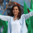 "No, no, presidenta no", dijo ante más de 2.000 partidarios reunidos en un teatro de La Plata (60 km al sur de Buenos Aires) y una multitud que coreaba afuera "Cristina presidenta" y le pedía volver a postularse.