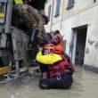 Bomberos rescatan a un anciano el miércoles 17 de mayo de 2023 en el poblado inundado de Castel Bolognese, Italia.