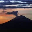 Una columna de cenizas y vapor se eleva desde el volcán Popocatépetl el 19 de junio de 2019, en esta fotografía captada desde la Ciudad de México.