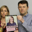 Kate y Gerry McCann posan para los medios con un cartel de búsqueda que ofrece una imagen generada por computadora sobre la posible progresión de la edad de su hija Madeleine, que desapareció en Portugal en 2007, durante una conferencia de prensa en Londres, el 2 de mayo de 2012.